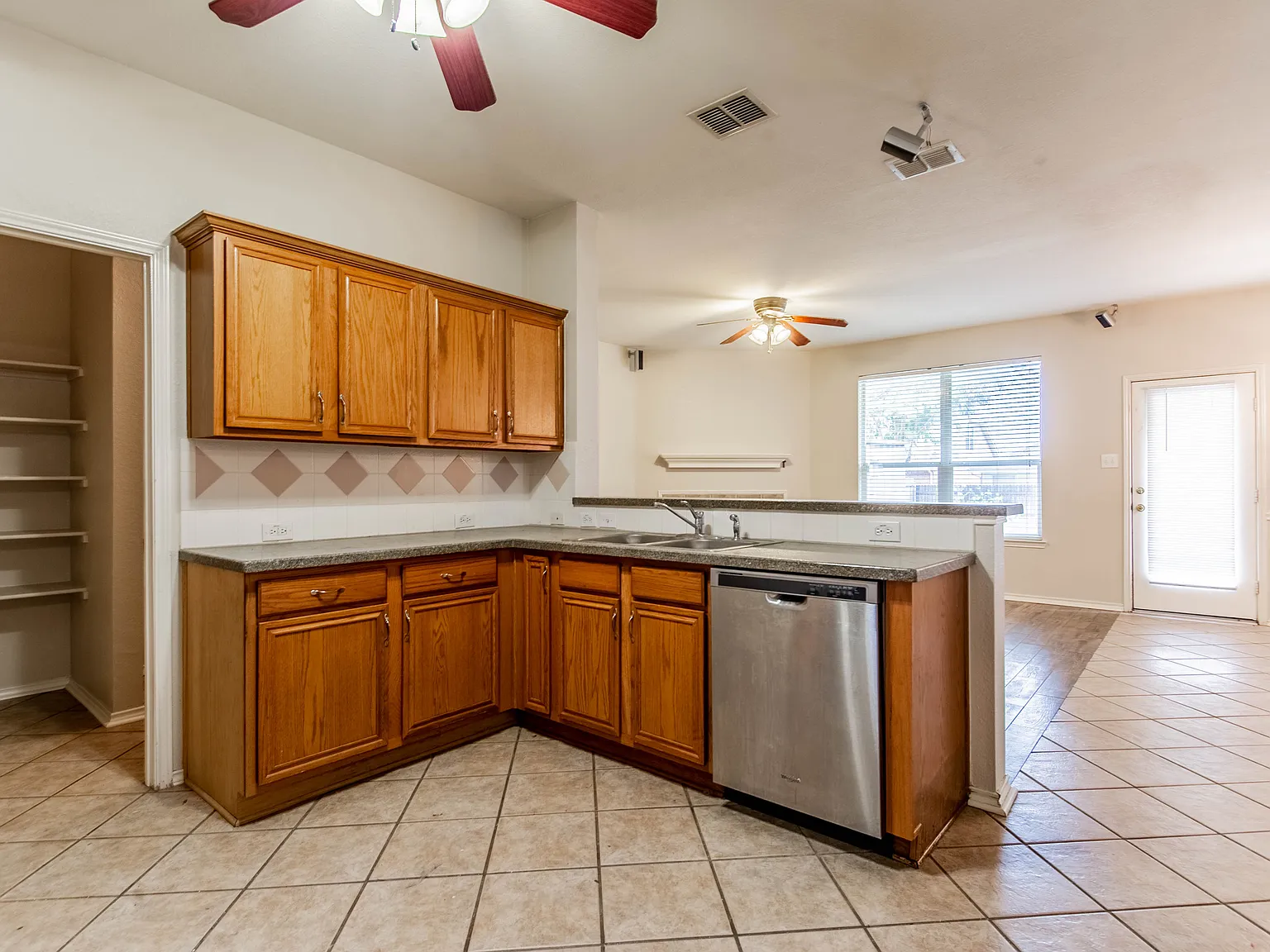 4 bed, 2.5 bath, 2308 sqft, $2,300 — Photo 4