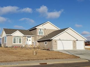 1580 15th St W, Dickinson, ND 58601