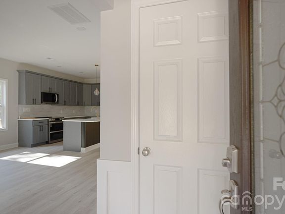 4th image of 501 Granby Cir
