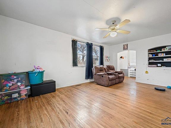 5th image of 914 State St