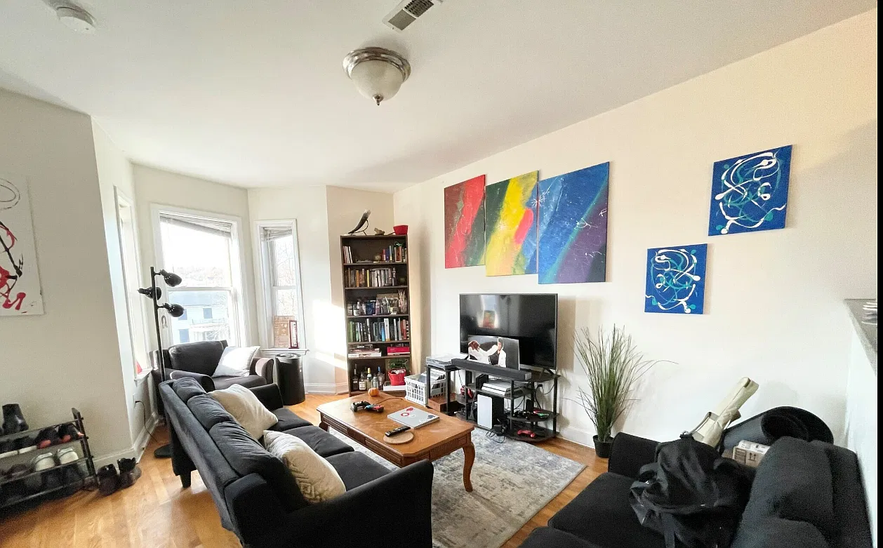 3 bed, 1.5 bath, 9999 sqft, $3,000 — Photo 2