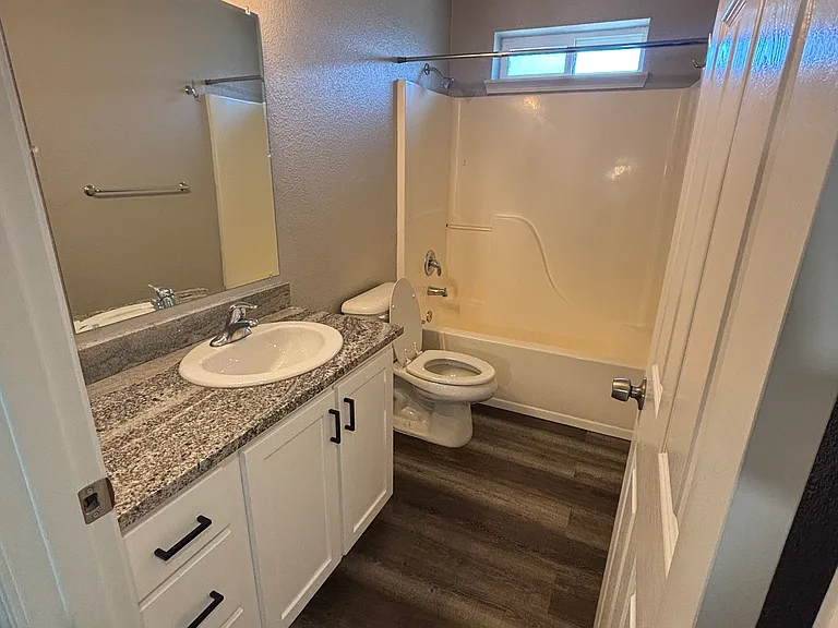 814 SE 9th St — Photo 24