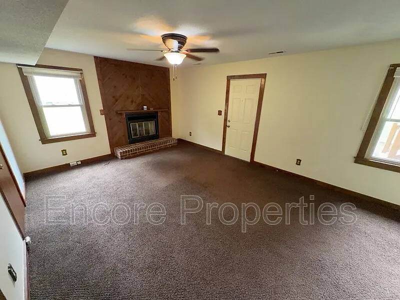 3 bed, 1.5 bath, 1400 sqft, $1,695 — Photo 2