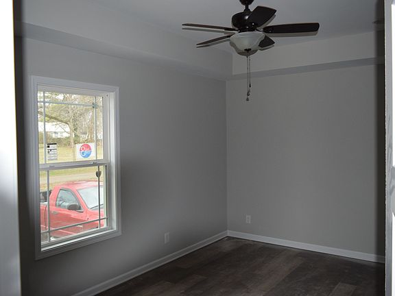 4th image of 402 Charles Ave
