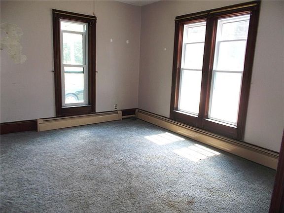 5th image of 102 Erie Ave