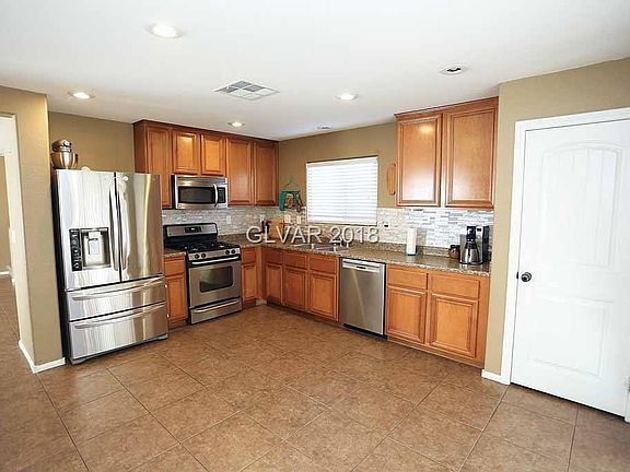 Open kitchen, back splash, pantry