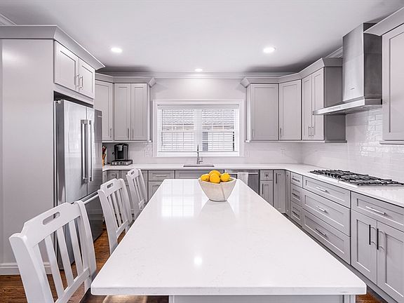 5th image of 74 Raycroft St