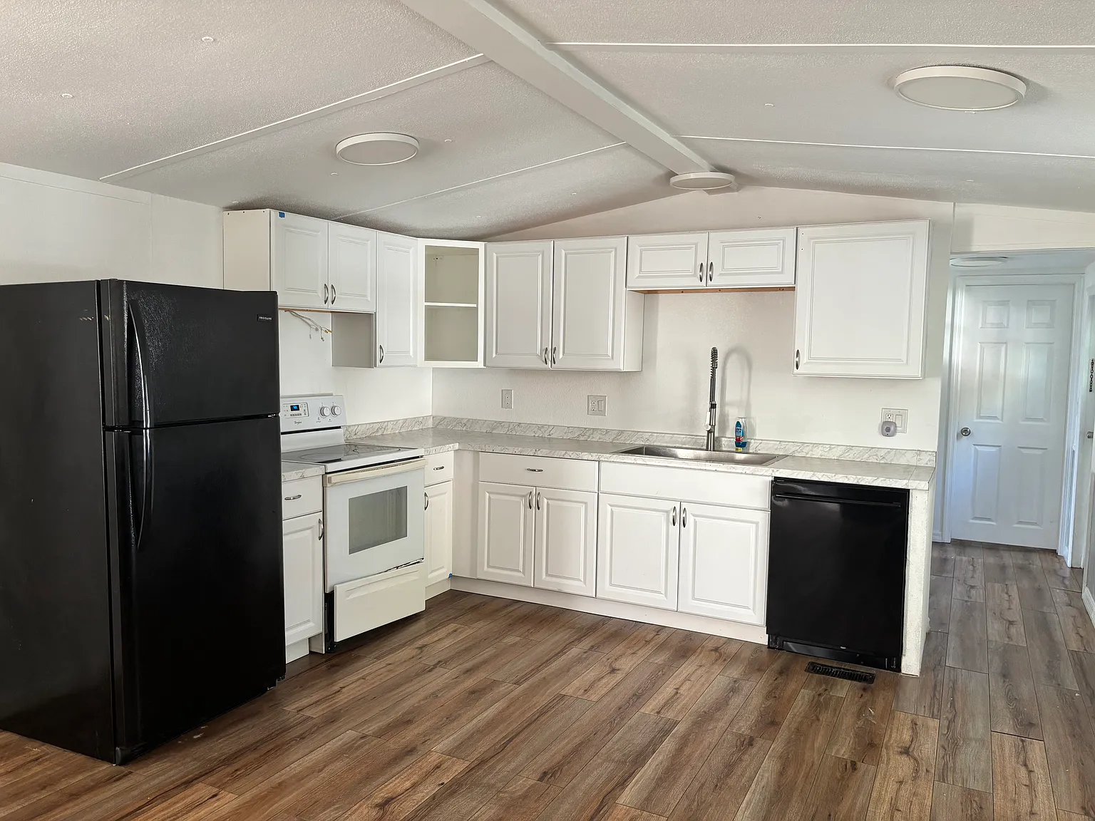 2 bed, 858 sqft, $1,300 — Photo 2