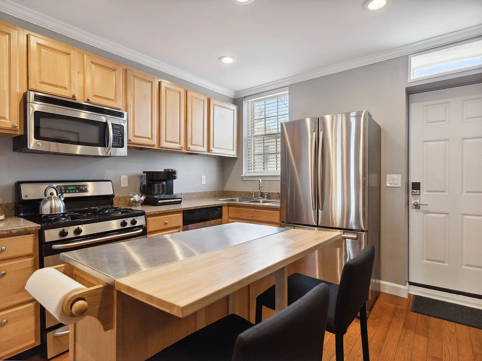 2 bed, 1.0 bath, 1152 sqft, $2,400 — Photo 3