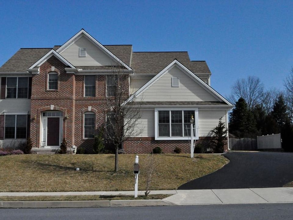Front of house with side entrance of 2-car garage