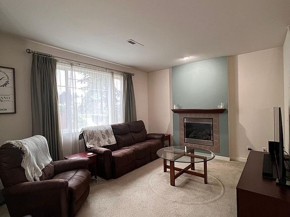 Living room w/ gas fireplace