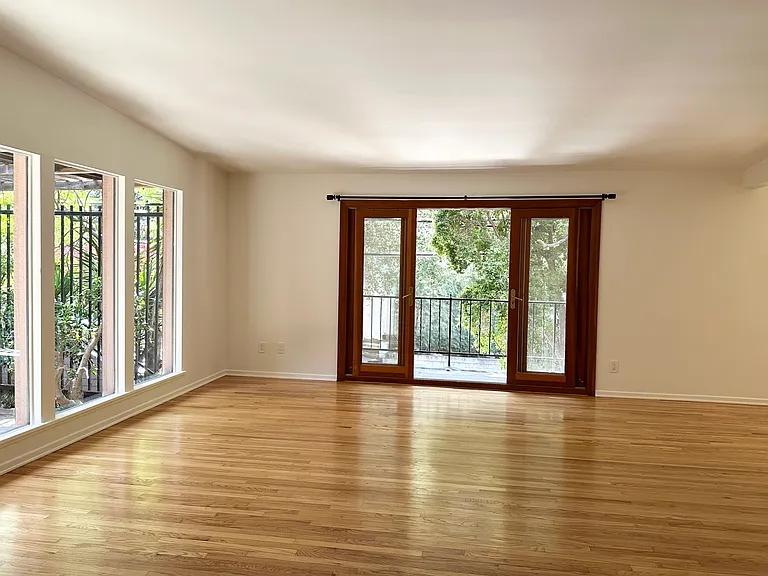 8640 Lookout Mountain Ave — Photo 7