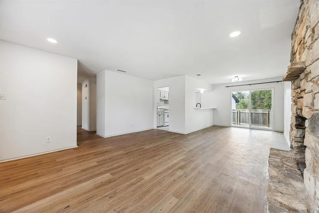 807 Castle Ridge Rd — Photo 4