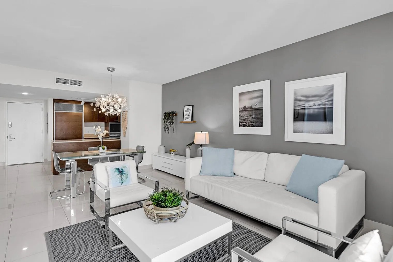 2 bed, 1.0 bath, 1001 sqft, $5,471 — Photo 2