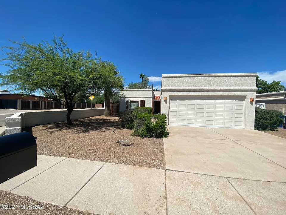 3911 N Vine Tree Pl