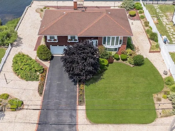 230 Sequams Lane Center, West Islip, NY 11795