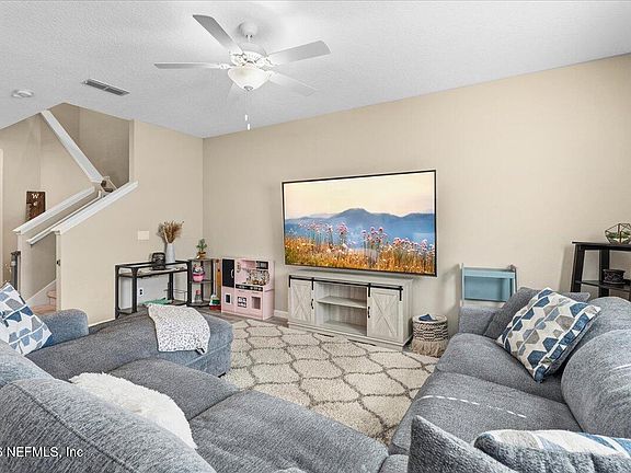 4th image of 185 APPLETON Court