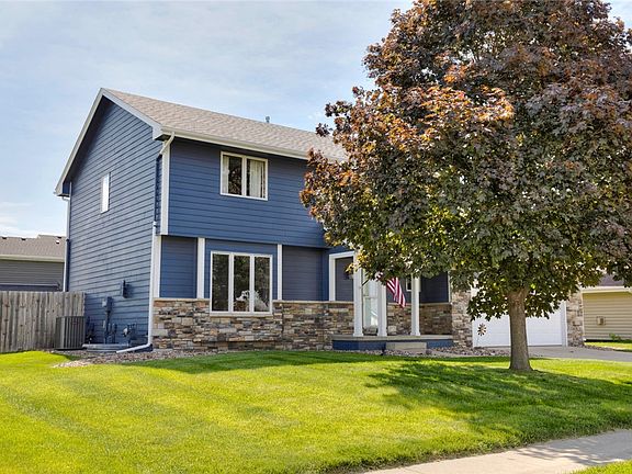 2nd image of 315 NE Meadowlark Ln