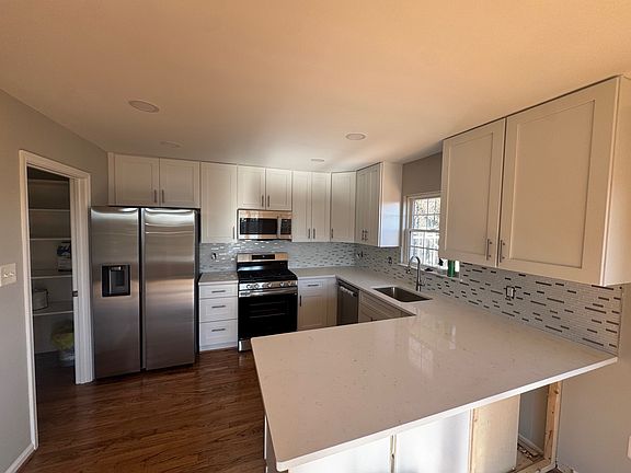 3rd image of 1927 Heatherbrook Ct