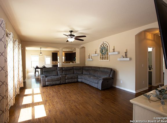 4th image of 10302 Royal Est