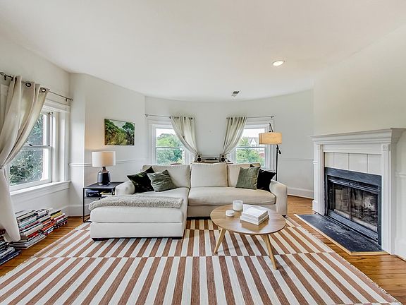 Living Room with 9' ceilings