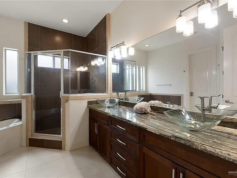 2505 Grand Canal Dr — Photo 9