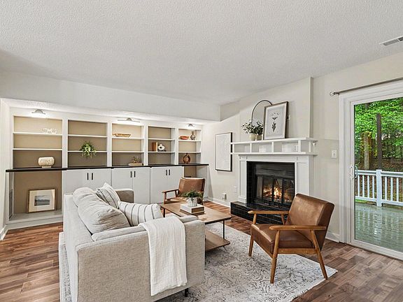 4th image of 28 Willow Bridge Dr