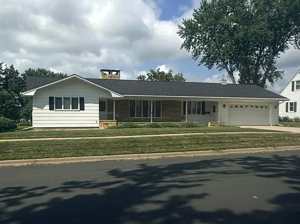 320 Cedar St S, Belle Plaine, MN 56011