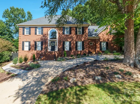 555 19th Avenue Ln NW, Hickory, NC 28601