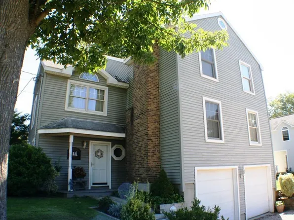 124 Hotchkiss Grove Rd, Branford, CT 06405