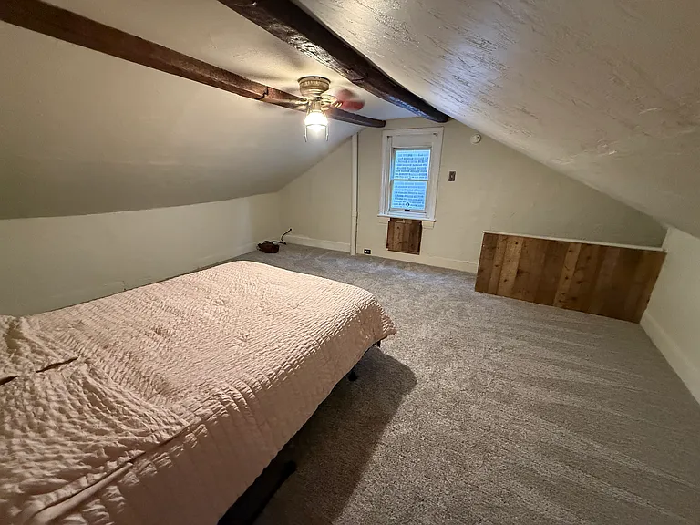 2nd bedroom, queen bed