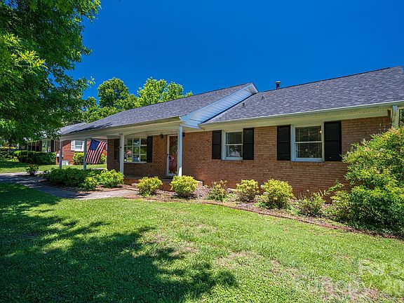 3rd image of 1920 Echo Ln