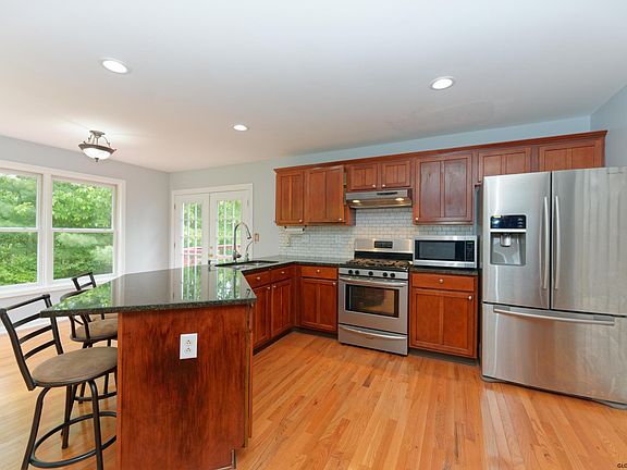 5th image of 36 Michelle Dr