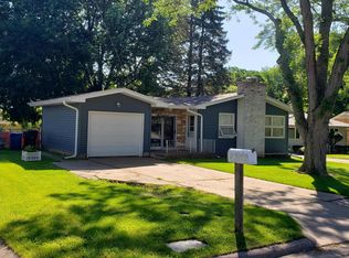 2017 Shady Ln, Muscatine, IA 52761