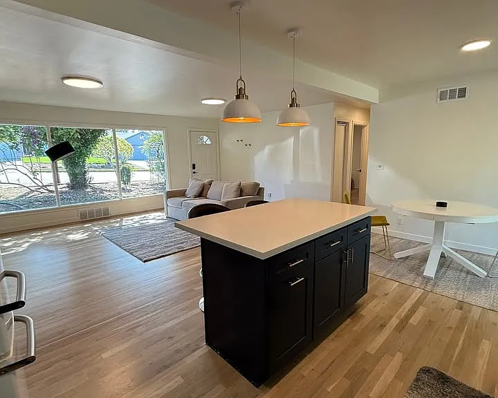406 Avenue I — Photo 2