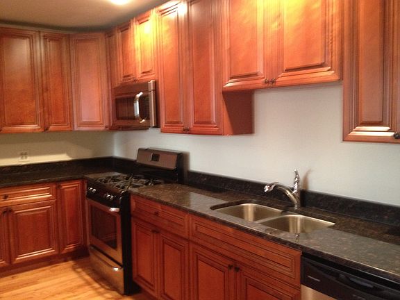 2nd image of 914 W Belmont Ave APT 4