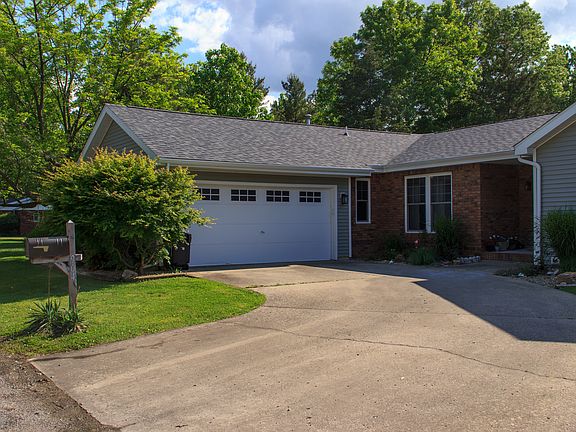 2nd image of 904 Sunset Dr