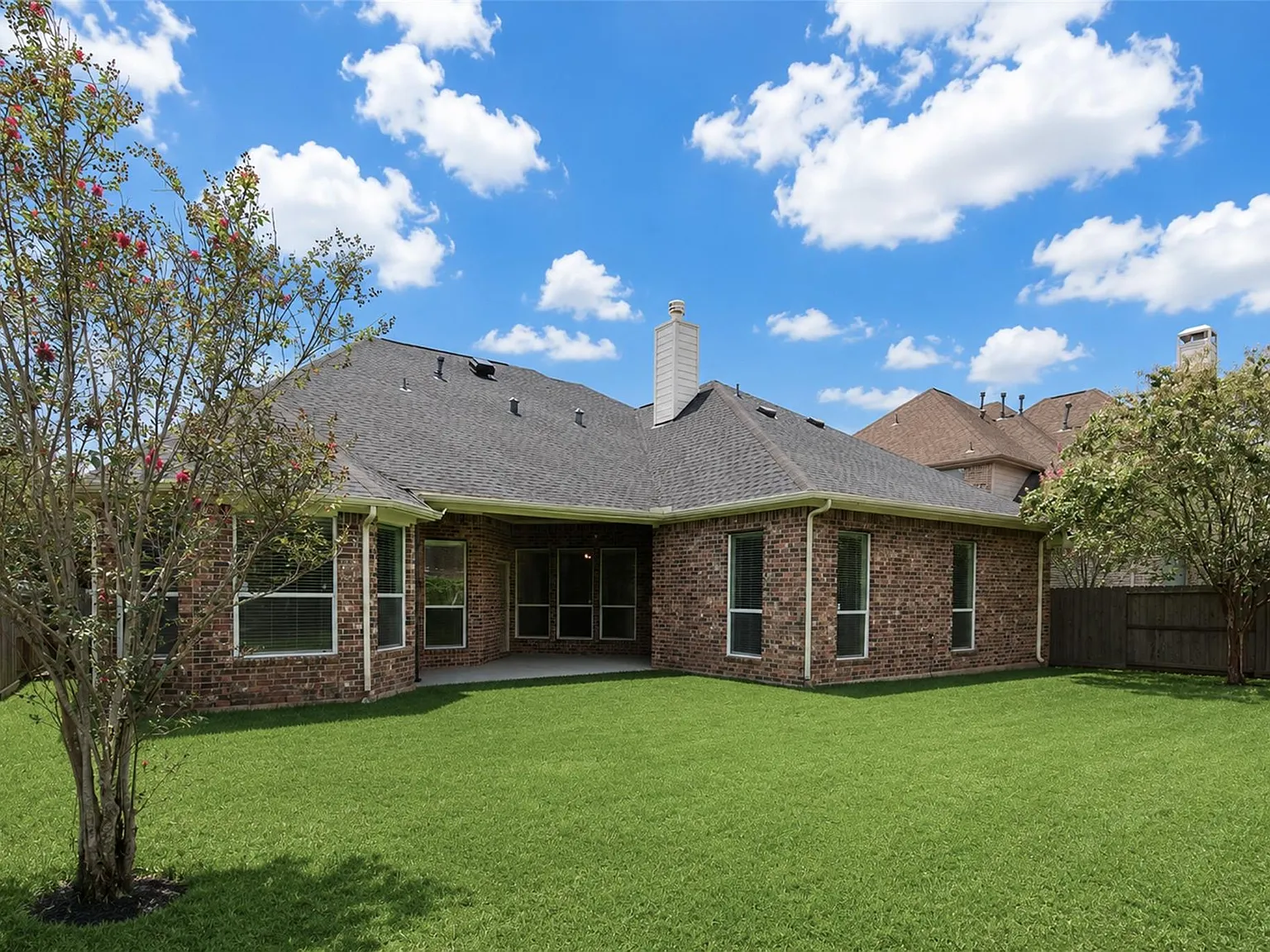 4 bed, 3.0 bath, 2726 sqft, $2,700 — Photo 2