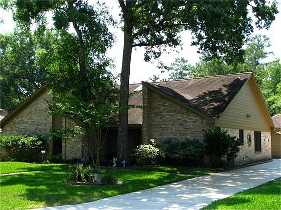 Beautiful setting in upfront Kingwood just minutes to Hwy 59. Driveway replaced + extra parking.
