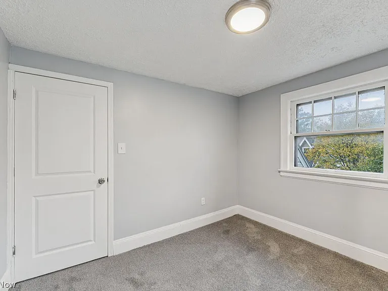 1387 Dietz Ave — Photo 28