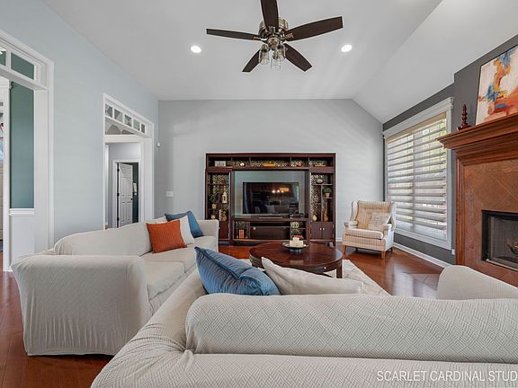 5th image of 921 Academy Ln