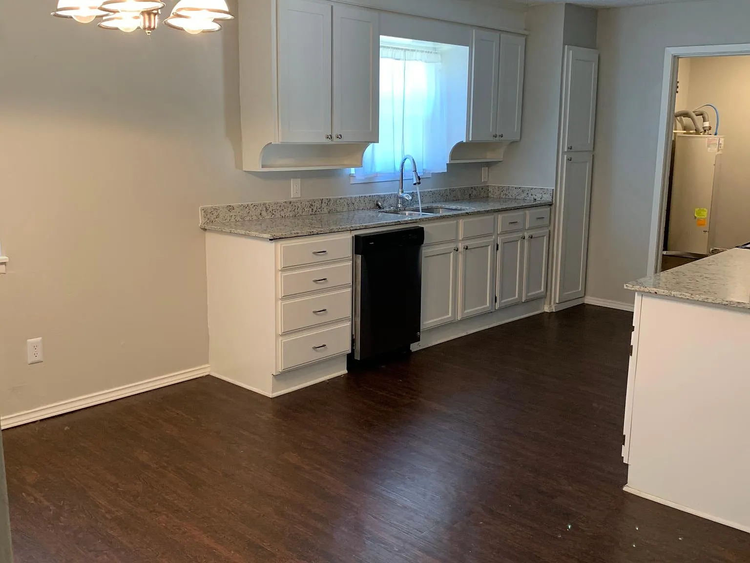 115 Karen St — Photo 4
