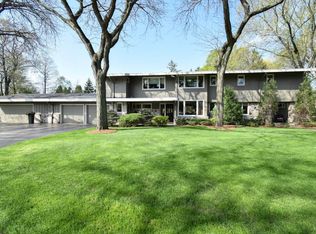 2201 W Kenboern Dr, Glendale, WI 53209