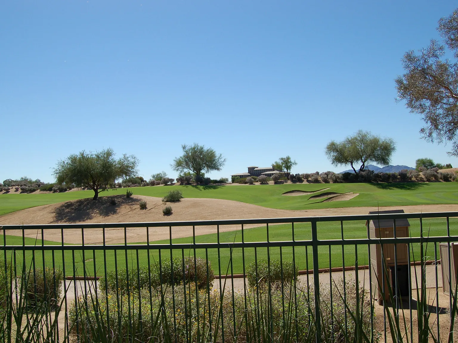 3 bed, 2.0 bath, 2355 sqft, $4,000 — Photo 2