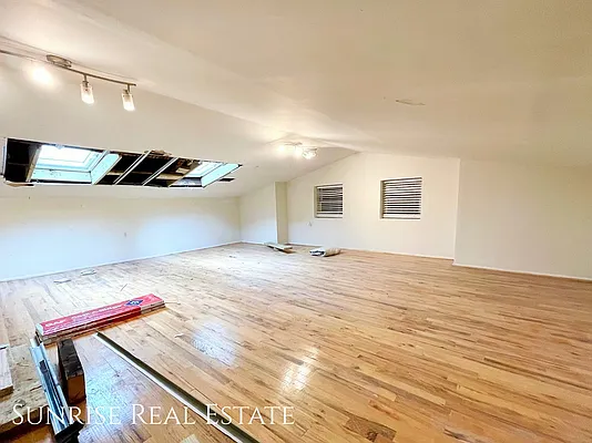 Rented by Sunrise Real Estate | media 39