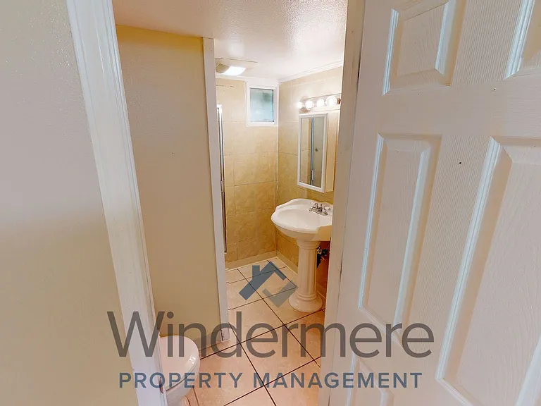527 E Cherry St — Photo 9