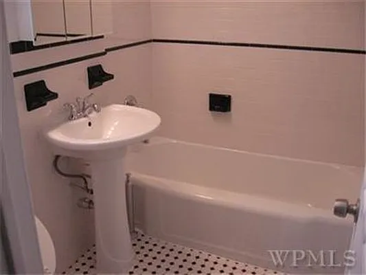 Sold by Century 21 Metro-Star | media 7