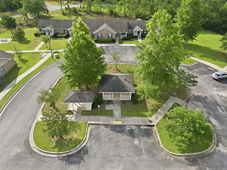 Country Club Cottages — Photo 10