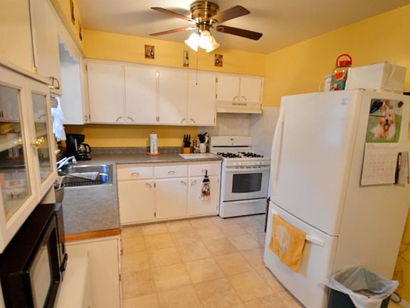 3rd image of 810 Sunset Dr