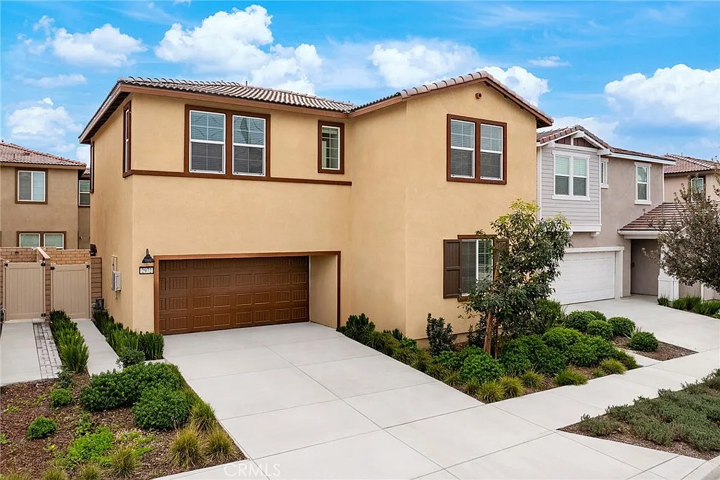 4 bed, 2365 sqft, $4,000 — Photo 2